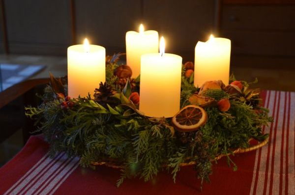 Adventskranz mit vier brennenden Kerzen