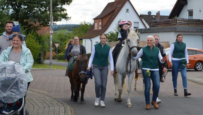 Ponies aus Kinzighausen mit ganz jungem Reiter