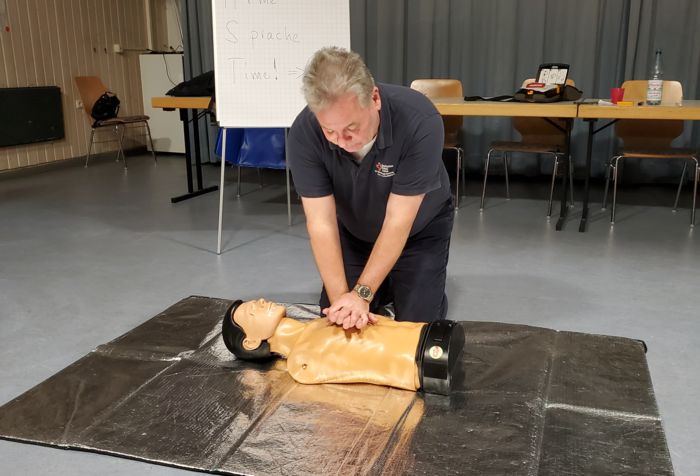 Frank Wester beim Vorführen der Herzdruckmassage