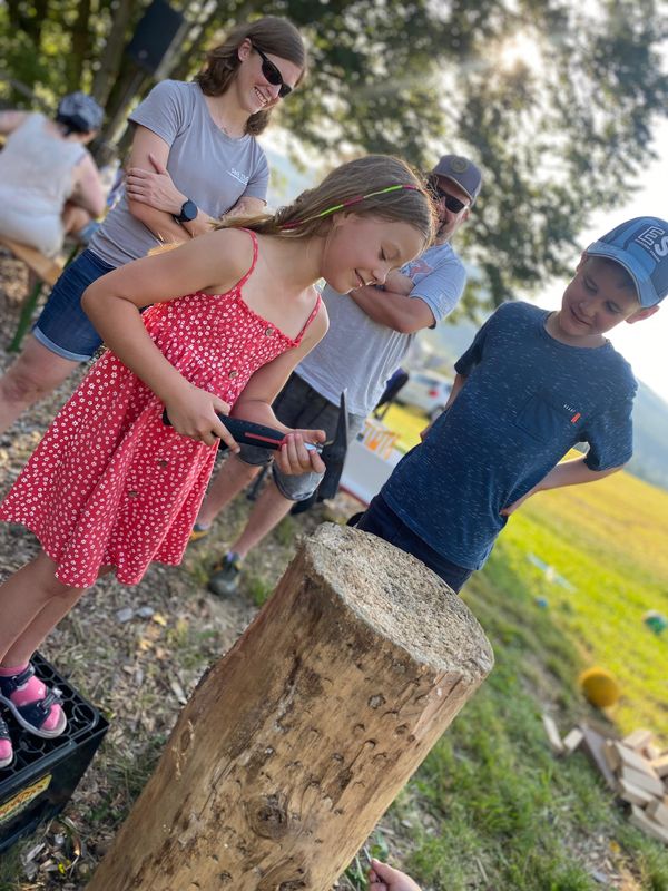 Kinder beim spielerischen Einschlagen von Nägeln